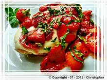 Fot. edicook, Filet z kurczaka z pesto, mozzarellą  i truskawkami.