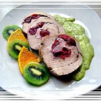 Rolada z indyka z wiśniami i sosem kiwi.