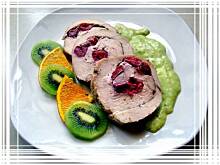 Fot. edicook, Rolada z indyka z wiśniami i sosem kiwi.