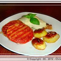 Filet z pesto pod mozzarellą z grillowanym pomidorem.