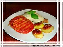 Fot. edicook, Filet z pesto pod mozzarellą z grillowanym pomidorem.