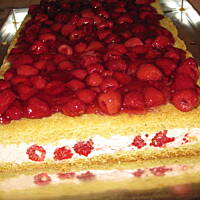 Ciasto z kremem truskawkowym