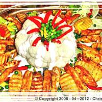 Korona z kalafiora z kawałkami kurczaka i pieczonymi ziemniakami.