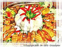 Fot. edicook, Korona z kalafiora z kawałkami kurczaka i pieczonymi ziemniakami.