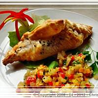 Papilot z łososiem z marynowanymi warzywami.