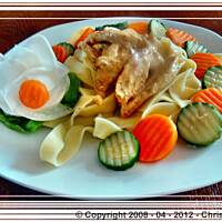 Tagiatelle z kurczakiem, pieczarkami i białą orchideą.