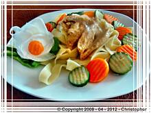 Fot. edicook, Tagiatelle z kurczakiem, pieczarkami i białą orchideą.