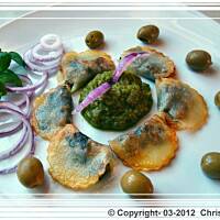 Ziemniaczane pierożki z włoskim sosem winegret.