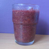 Koktajl z nektarynek z syropem jagodowym