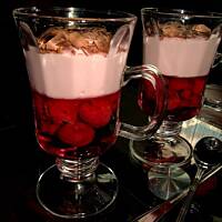 Deser z galaretki i jogurtu z owocami