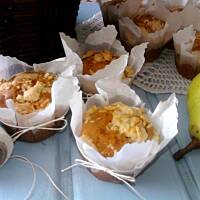 Muffinki z gruszkami i cynamonową kruszonką