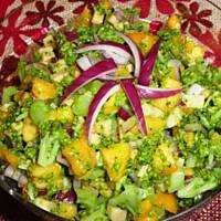 Sałatka brokułowa z brzoskwiniami