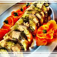 Łosoś w galarecie z różyczkami brokułów.