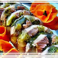 Łosoś w galarecie z różyczkami brokułów.