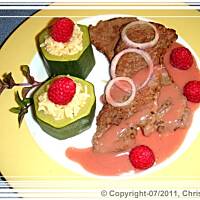 Bitki z polędwicy wołowej w sosie malinowo-miętowym