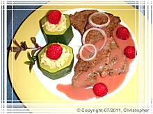 Fot. edicook, Bitki z polędwicy wołowej w sosie malinowo-miętowym