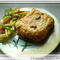 Brik a'loeuf z ciasta francuskiego.