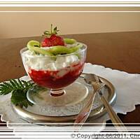 Mus z truskawek z bitą śmietaną