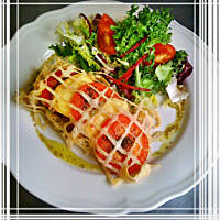 Filet z kurczaka z oscypkiem i pomidorami.