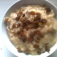 Kaszka manna z jabłkiem i rodzynkami