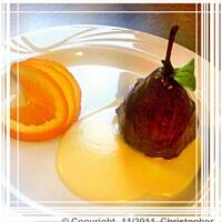 Gruszka w czekoladzie na kremie angielskim.