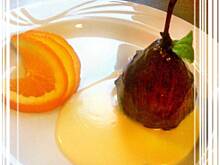 Fot. edicook, Gruszka w czekoladzie na kremie angielskim.