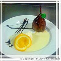 Gruszka w czekoladzie na kremie angielskim.