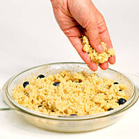 Owoce pod kokosową kruszonką