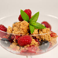 Owoce leśne pod cynamonową kruszonką