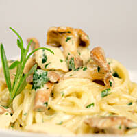 Kremowe spaghetti z kurczakiem i kurkami
