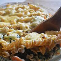 Zapiekanka  pod beszamelem ze szpinakiem