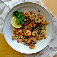 Krewetki duszone na maśle z czosnkiem, chilli i kolendra