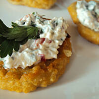 Placki ziemniaczane z dipem (sosem) twarożkowym