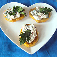 Placki ziemniaczane z dipem (sosem) twarożkowym