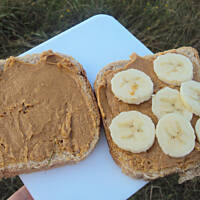 Grillowana kanapka Elvisa Presleya z masłem orzechowym i bananem