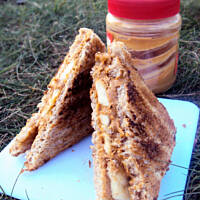 Grillowana kanapka Elvisa Presleya z masłem orzechowym i bananem