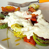 Grillowane na patelni grillowej warzywa z sosem tzatziki