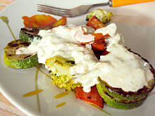 Fot. przejs, Grillowane na patelni grillowej warzywa z sosem tzatziki