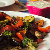 Grillowane na patelni grillowej warzywa z sosem tzatziki