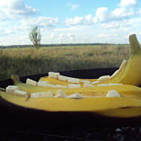 Banany z białą czekoladą - z grilla