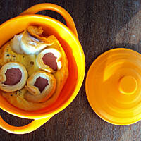 KIełbaski w cieście francuskim zapiekane z jajkami - przepis na ciepłe śniadanko