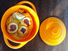 Fot. przejs, KIełbaski w cieście francuskim zapiekane z jajkami - przepis na ciepłe śniadanko