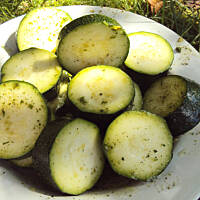 Prosty przepis na cukinię z grilla - marynowaną w sosie sałatkowym