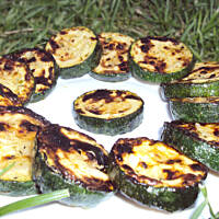 Prosty przepis na cukinię z grilla - marynowaną w sosie sałatkowym