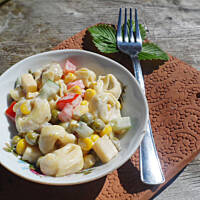 Prosta sałatka z tortellini z grzybami i żółtym serem