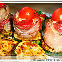 Polędwiczki wieprzowe w szynce szwarcwaldzkiej na grillowanej cukinii.