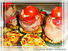 Fot. edicook, Polędwiczki wieprzowe w szynce szwarcwaldzkiej na grillowanej cukinii.