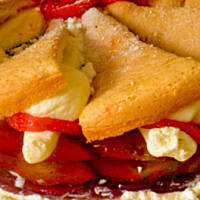 Jogurtowy sernik z podwojna truskawka i beza