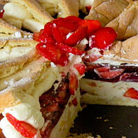 Jogurtowy sernik z podwojna truskawka i beza