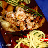 Krewetki z chorizo na noodles z bananem i ananasem